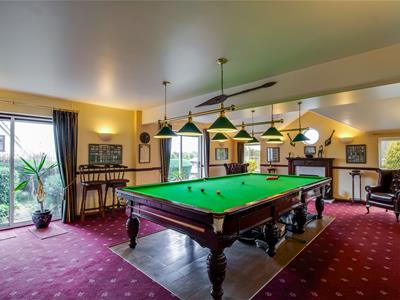 SNOOKER ROOM